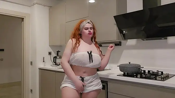 Curvy Latina babe shows off her huge ass in leggings