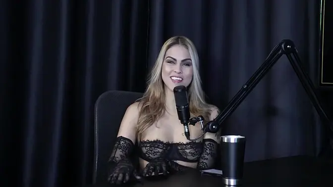 Curvy Luuh Barbosa shows her pussy and ass to young admirers