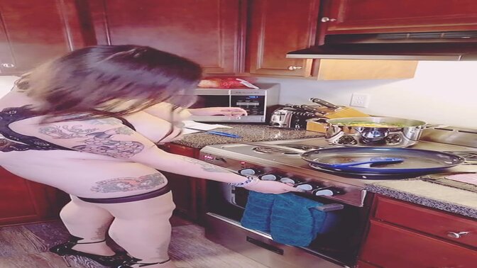 Curvy MILF cooks up a storm in lacy lingerie