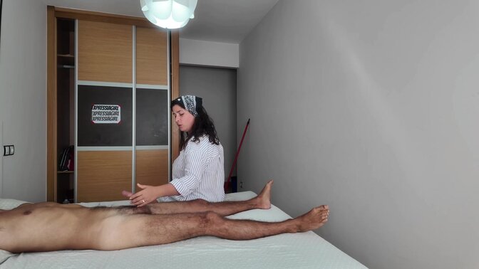 Curvy milf exposes her massive booty in a hotel