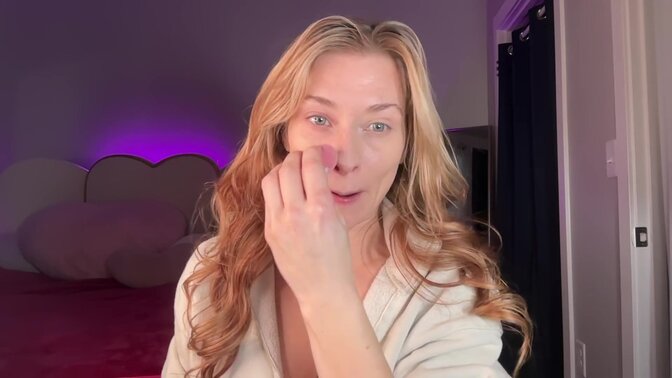 Cute and alone, Sara goes through her make-up routine 