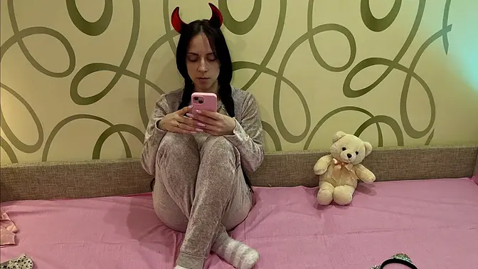 Daddy punishes 18-year-old amateur daughter with a new phone