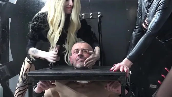 DOUBLE TROUBLE QUEENS - SLAPPING IN SLOW MOTION