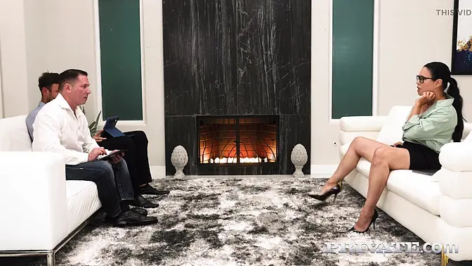 Employee gets fucked during urgent boss meeting