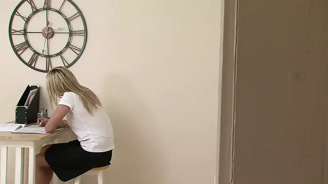 English amateur wife Christen Courtney gets fucked by Luke Hotrod