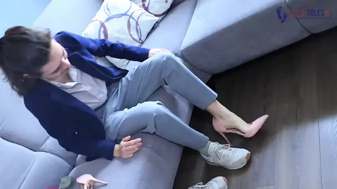 Estate agent's sexy feet in high heel pumps