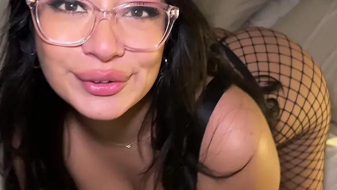 Fat Latina porn star gets reverse cowgirl fucked at expo