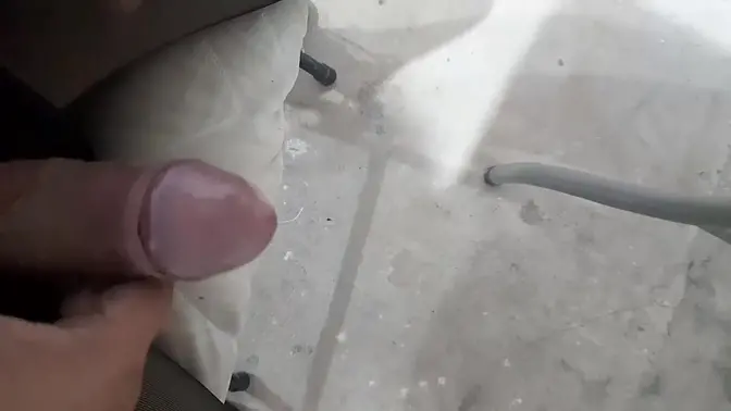 Femme se masturbe avec son jouet anal