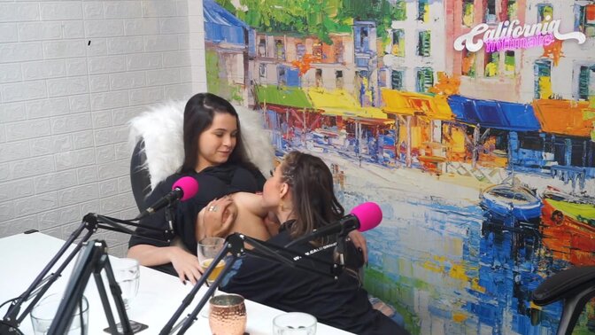 Flavia Oliver performs oral sex on Natasha Steffens