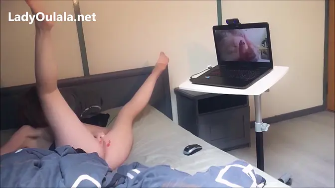 French camgirl shows off masturbation skills