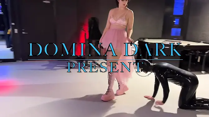 Giantess footworship: White socks and high boots