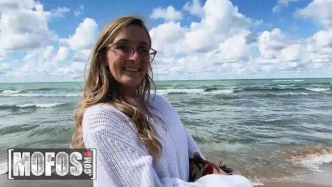 Girl loves being naked on the beach, gets a dripping creampie