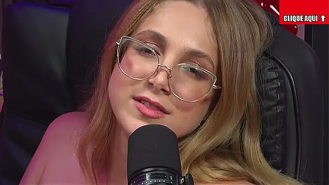 Gostosa blonde Latina goes wild in lingerie