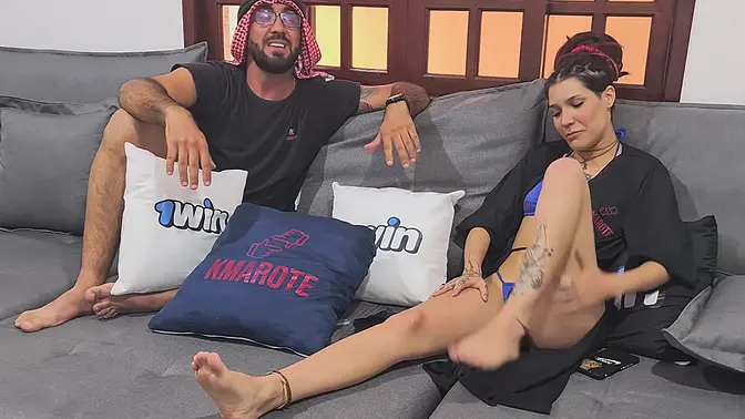 Gostosa tatuada monta NickDreadLocks durant podcast