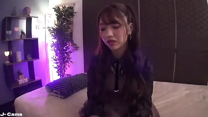 Gothic babe gets horny and takes it in the ass