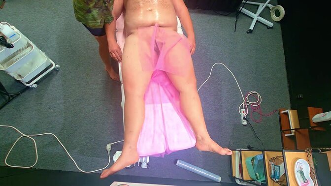 He fell off the massage bed. Then She make happy ending for him !