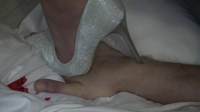 Heeled Mistress crushes submissive underfoot