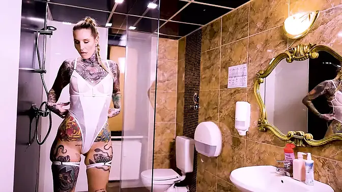 Hot babe drinks cum from his happy end