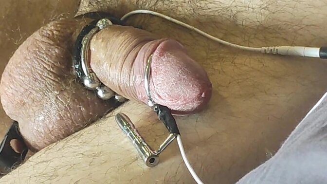 Hot babe enjoys electric sex play