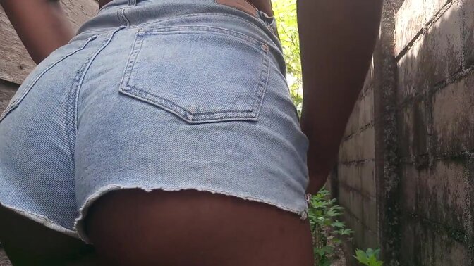 HOT EBONY TEASING NEIGHBOUR'S HUSBAND OUTDOOR PISS IN JEANS SHORTS TO DEVOURED HIM ????
