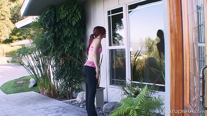 Hot lesbian lovers Dani and Elle fuck hornyly at home