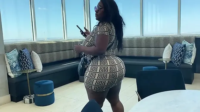 Hottie with phat ass gives a dirty flash