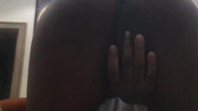 Hotty Nigerian ebony teen exposes her curvy backside in slow motion