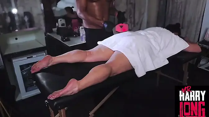 Hotwife gets intimate massage with happy ending