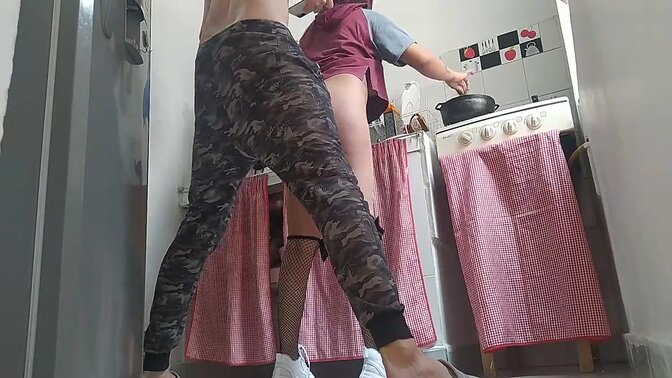 Huge cocked stepsis waits in the USA kitchen for a nasty NYC fuck