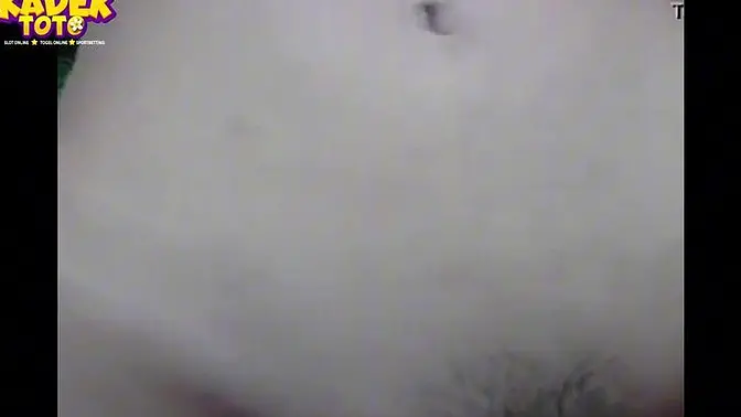 Indonesian plantation worker gets his oil