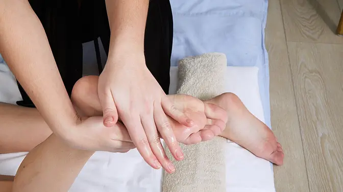 Innocent 18-year-old virgin gets her pussy massaged for the first time