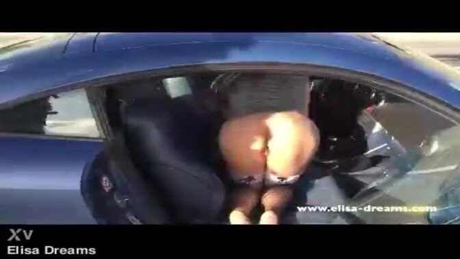 Italian milf enjoys a public bareback ride