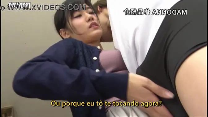 Japanese beauty shows off big ass in apartment