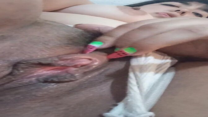 Jugando con mi vulva y mi conchita, mira como se ve por adentro!!!