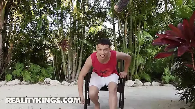 Kiki Klout swallows Johnny Love's big cock after finding diamond earring