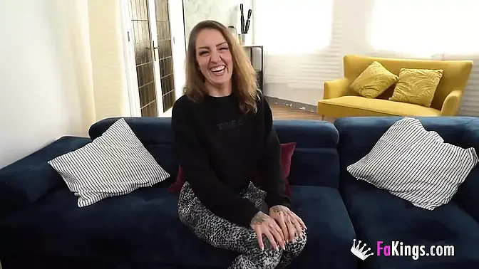 Kinky MILF shows off her anal plug before getting stuffed