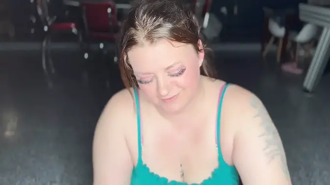 Laci Foxx wakes up to big cock and gives an amazing blowjob