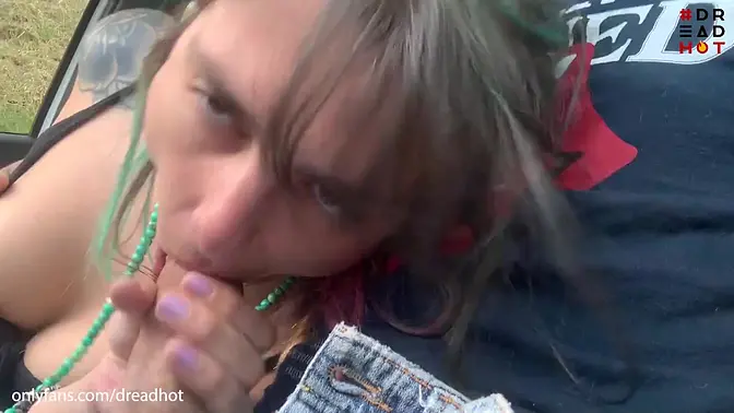 Latina babe deepthroats huge cock in car