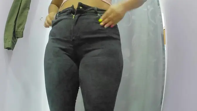 Latina babe shows off her ebony ass