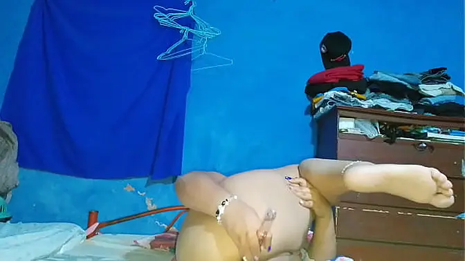 Latina brunette's juicy solo masturbation session