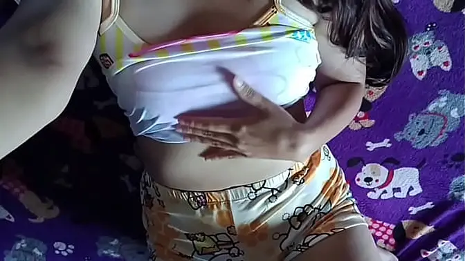 Latina housewife masturbates with sexy massage