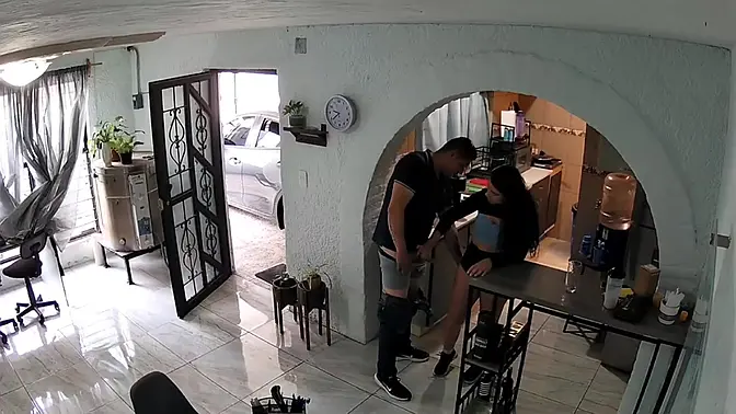 Latina housewife seduces her contractor