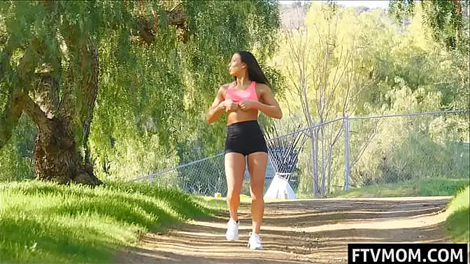 Latina MILF exposes her fit body in public