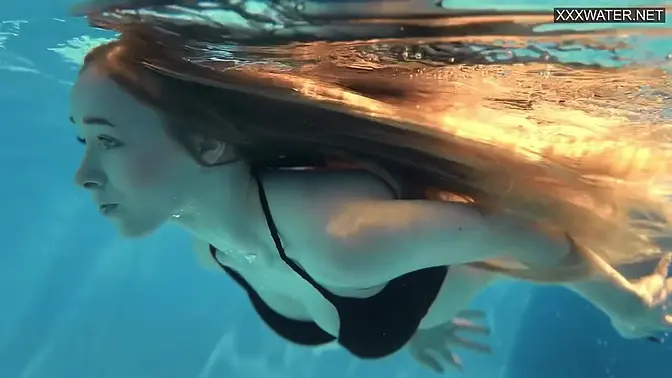 Latvian teen Nata Ocean pleases with her hot poolside show