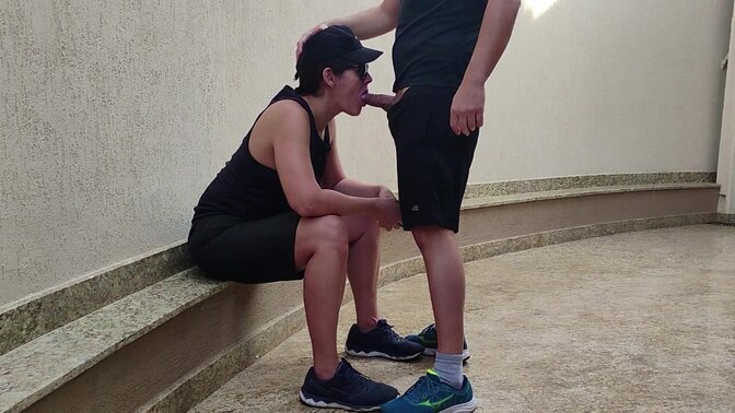 Lesbian paying for a blowjob, giving her pussy without any desire at all.