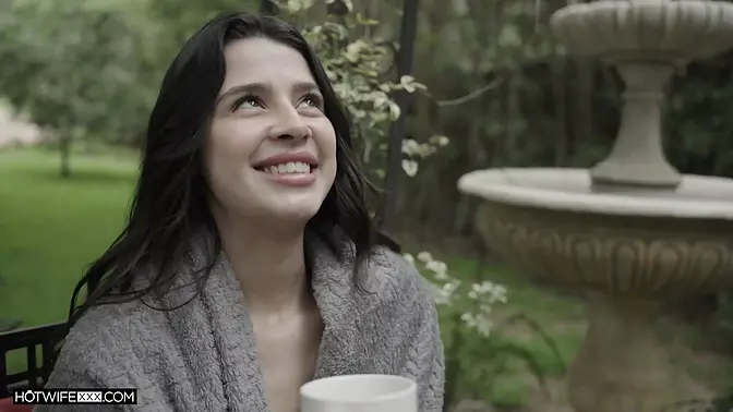 Lovely wife Kylie Rocket wakes up horny and gives her husband a great morning view