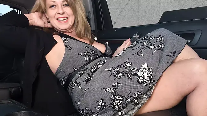 Lunchtime MILF slut gets fucked with big dildo, cums hard