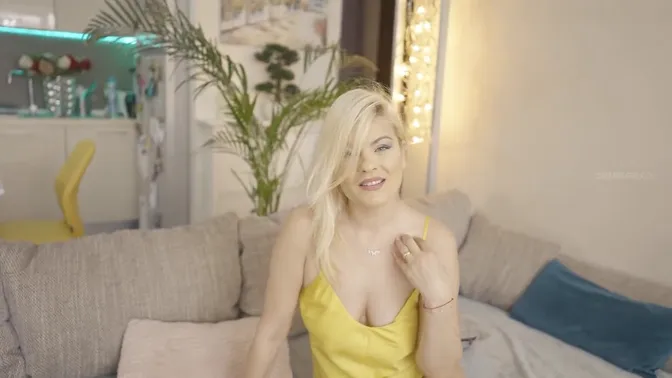 Mature cougar gets her ass and feet spanked by a lucky guy