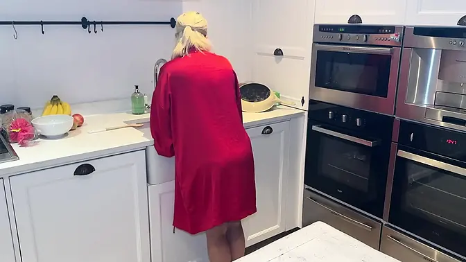 Mature married woman gets big black cock in the kitchen