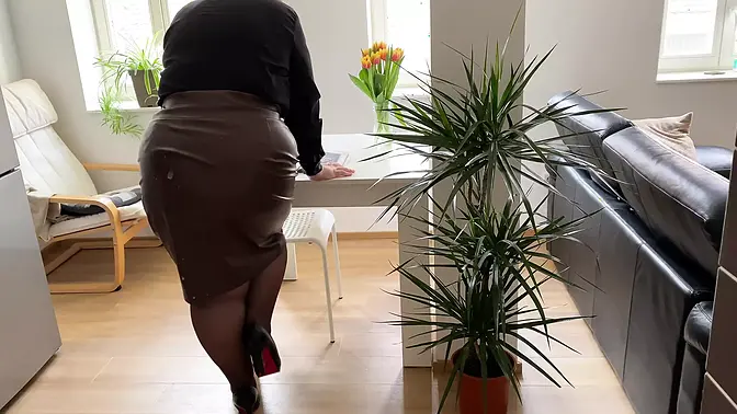 Mature MILF mom in pantyhose jerks off and gets covered in hot cum